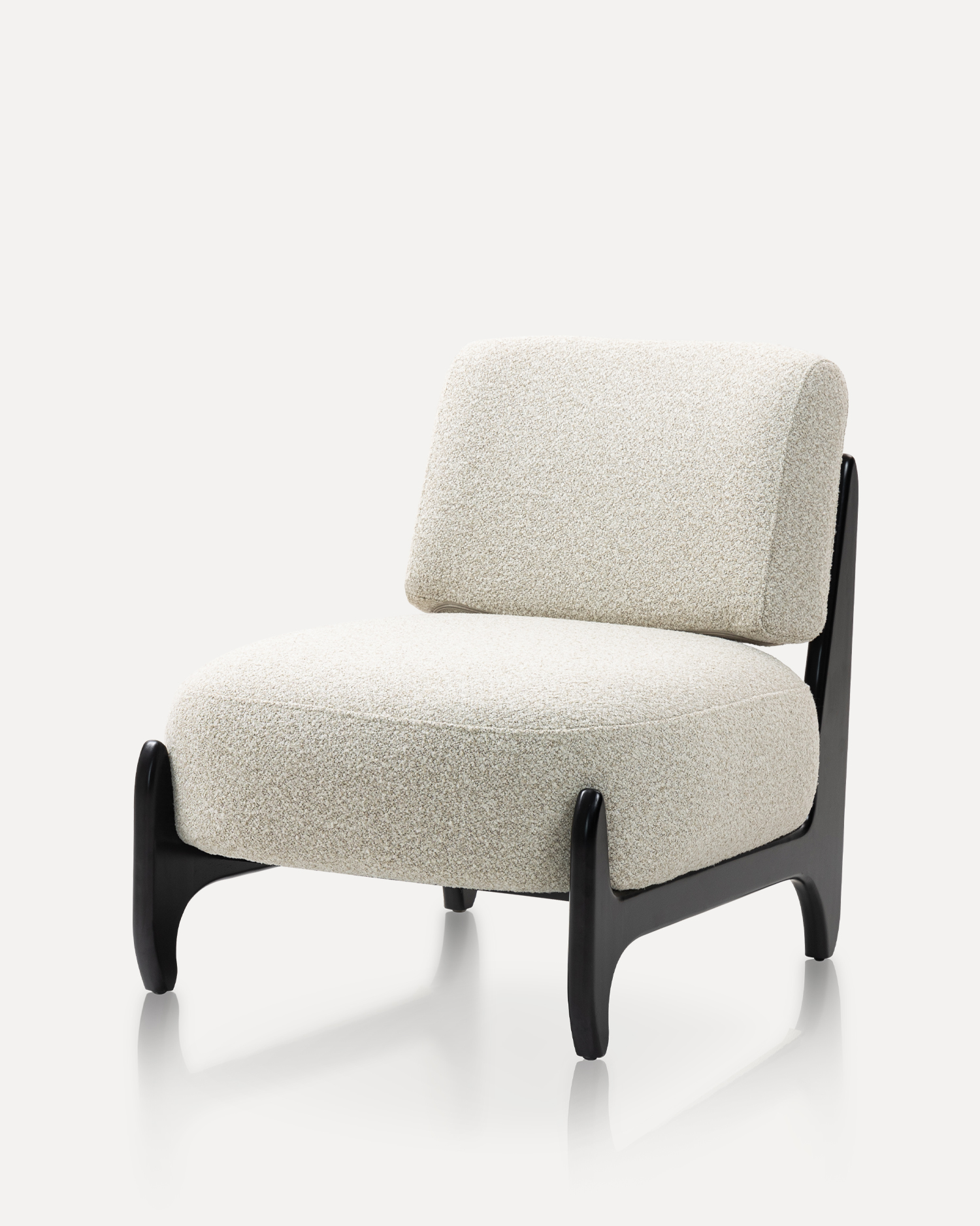 কুশনযুক্ত আরামদায়ক কাঠের চেয়ার