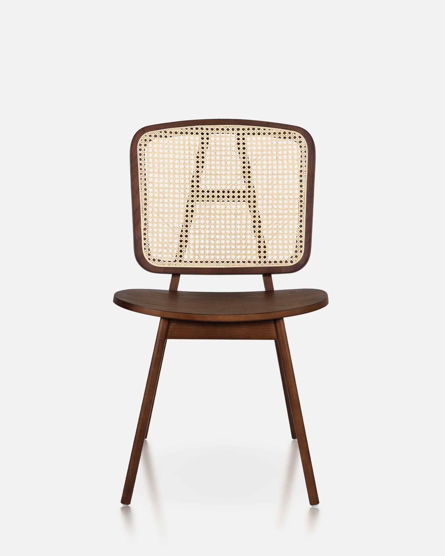 ভিনটেজ বেতের পিছনে কাঠের চেয়ারগুলি ভিনটেজ বেতের পিছনে কাঠের চেয়ারগুলি