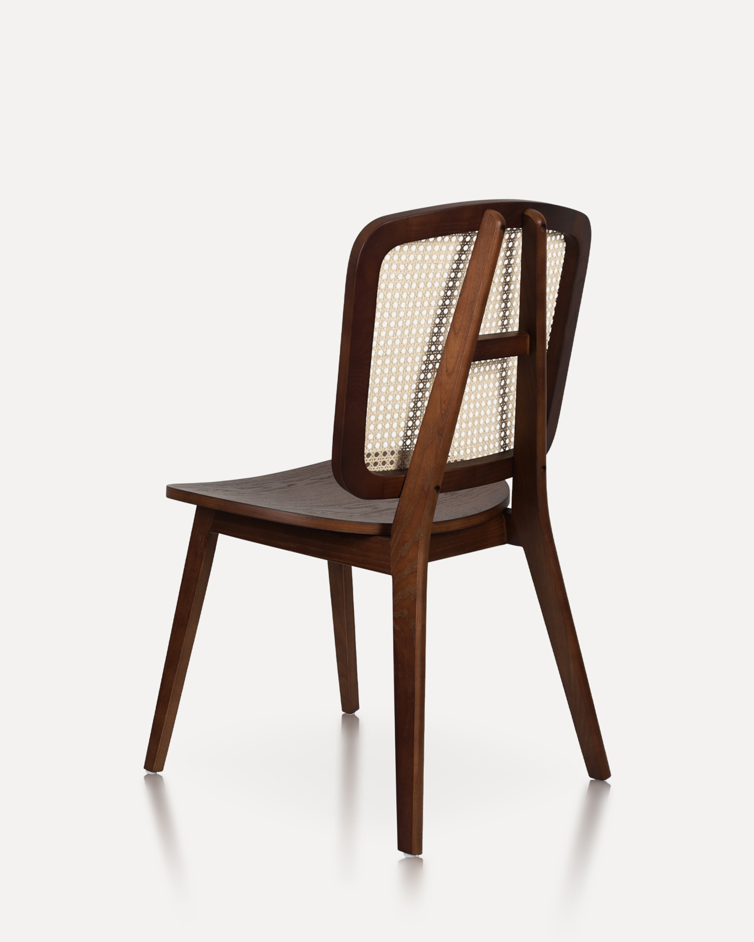 ভিনটেজ বেতের পিছনে কাঠের চেয়ারগুলি ভিনটেজ বেতের পিছনে কাঠের চেয়ারগুলি