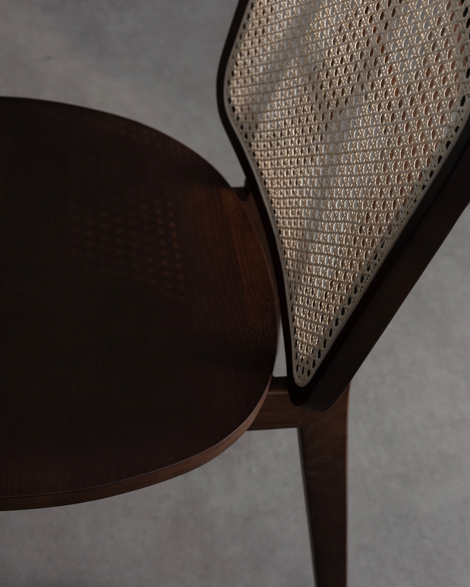 ভিনটেজ বেতের পিছনে কাঠের চেয়ারগুলি ভিনটেজ বেতের পিছনে কাঠের চেয়ারগুলি