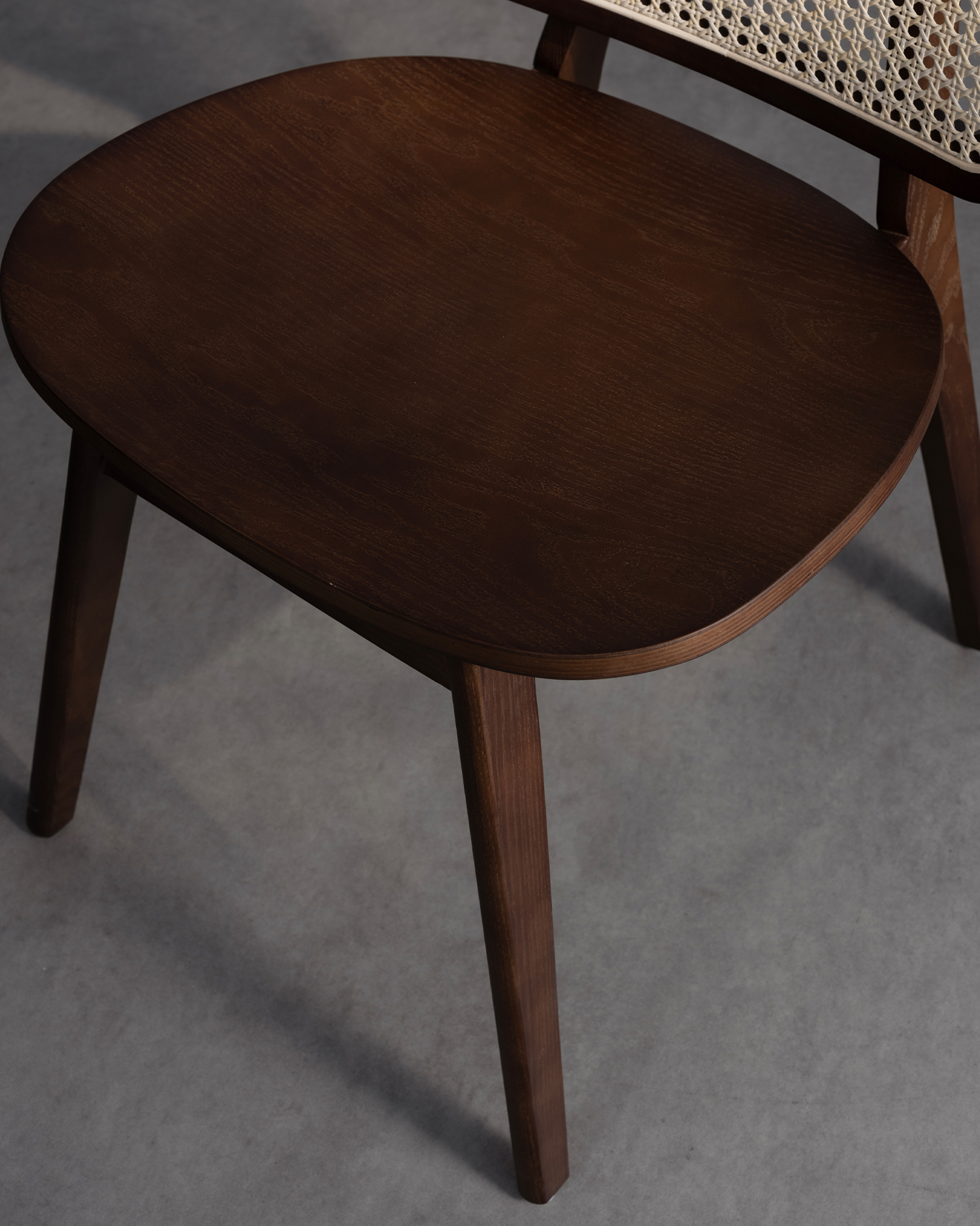 ভিনটেজ বেতের পিছনে কাঠের চেয়ারগুলি ভিনটেজ বেতের পিছনে কাঠের চেয়ারগুলি