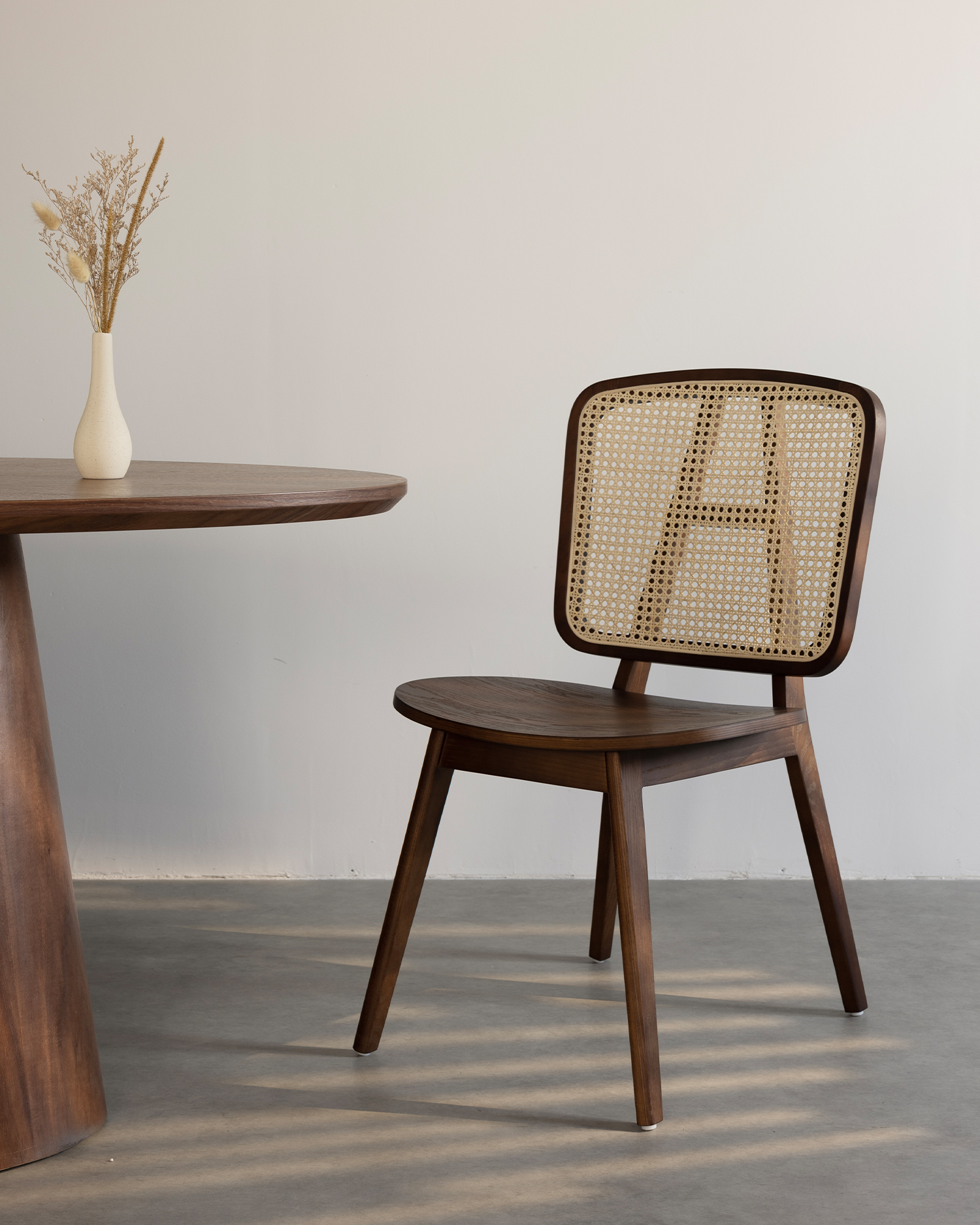 ভিনটেজ বেতের পিছনে কাঠের চেয়ারগুলি ভিনটেজ বেতের পিছনে কাঠের চেয়ারগুলি