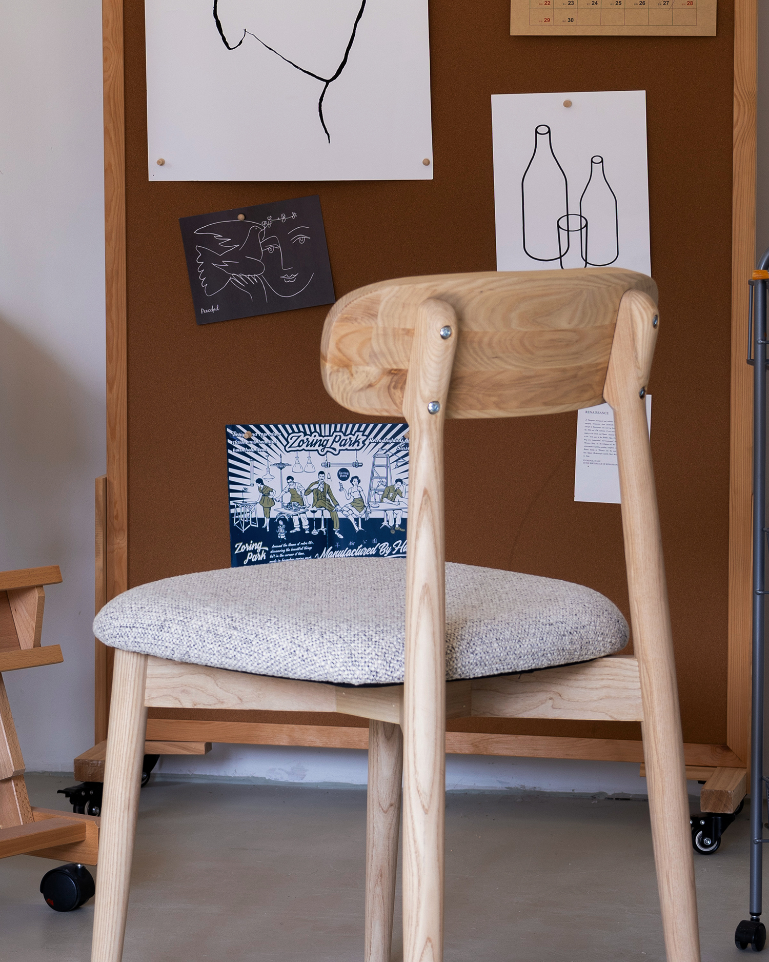 আখরোট-টোনড ক্লাসিক কাঠের চেয়ারগুলি আখরোট-টোনড ক্লাসিক কাঠের চেয়ারগুলি