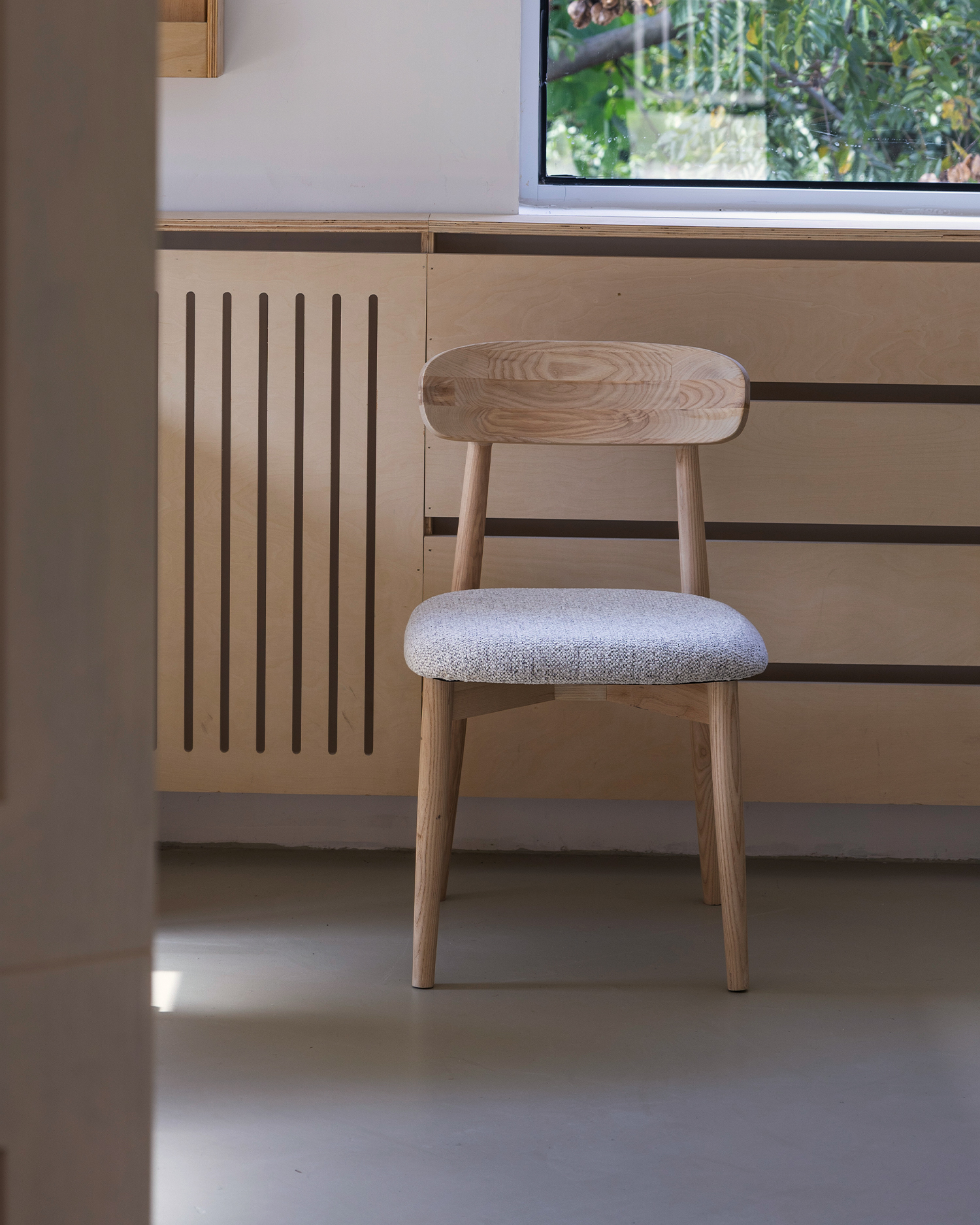 আখরোট-টোনড ক্লাসিক কাঠের চেয়ারগুলি আখরোট-টোনড ক্লাসিক কাঠের চেয়ারগুলি