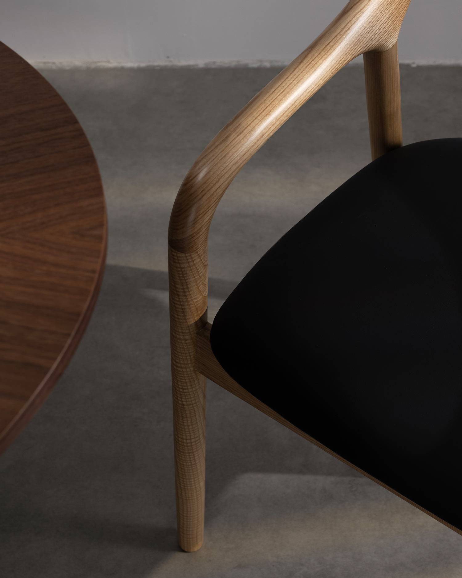 বাঁকা-পিছনের ছাই কাঠের চেয়ার বাঁকা-পিছনের ছাই কাঠের চেয়ার