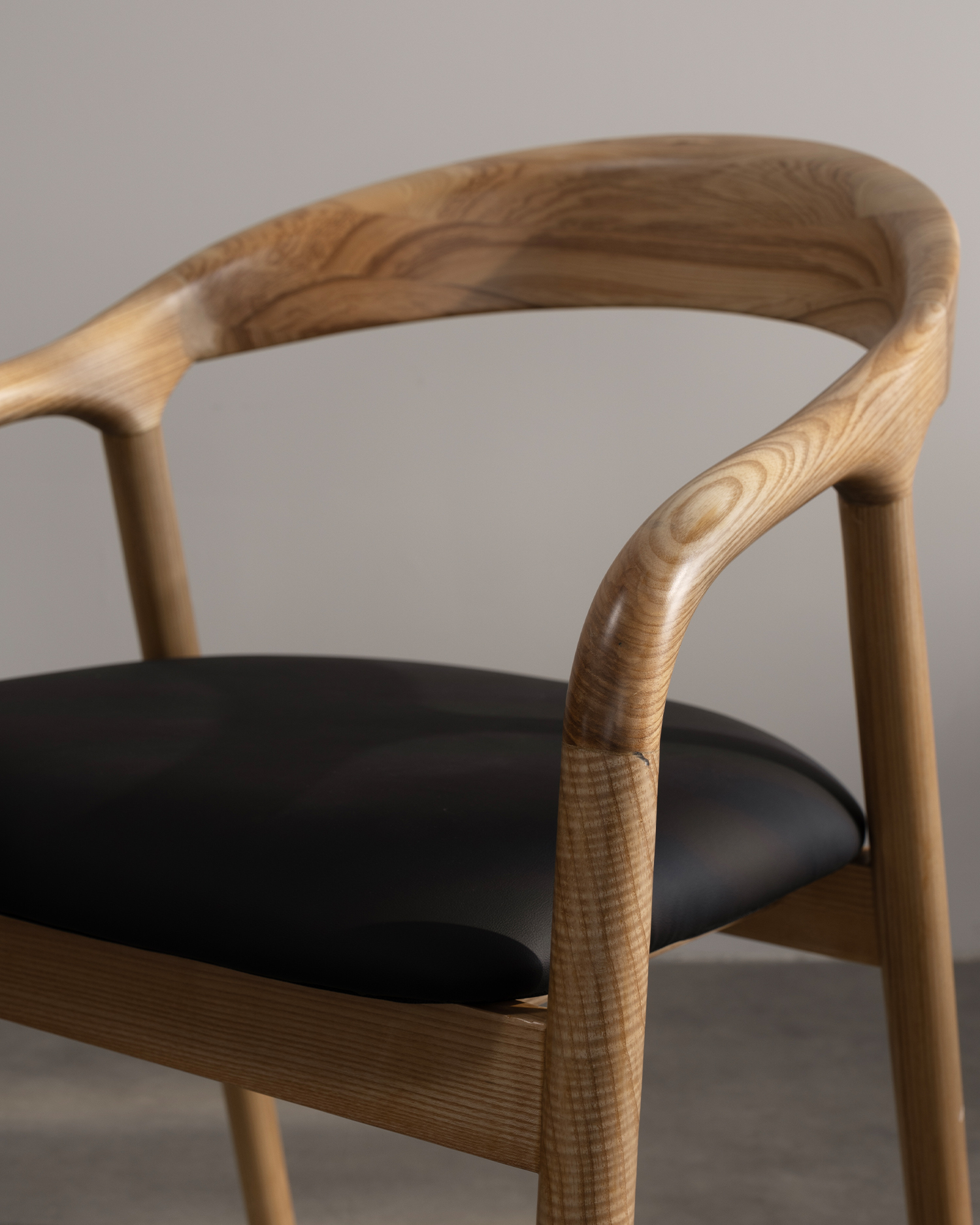 বাঁকা-পিছনের ছাই কাঠের চেয়ার বাঁকা-পিছনের ছাই কাঠের চেয়ার