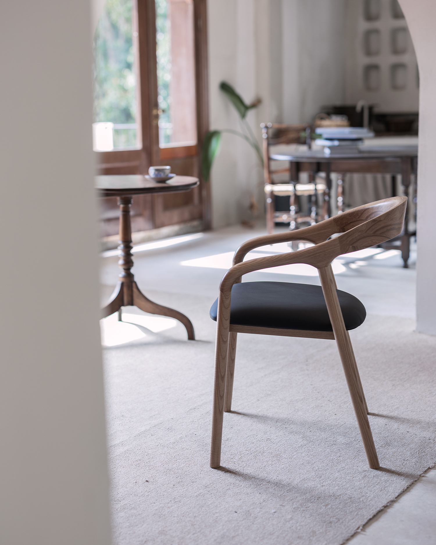 বাঁকা-পিছনের ছাই কাঠের চেয়ার বাঁকা-পিছনের ছাই কাঠের চেয়ার