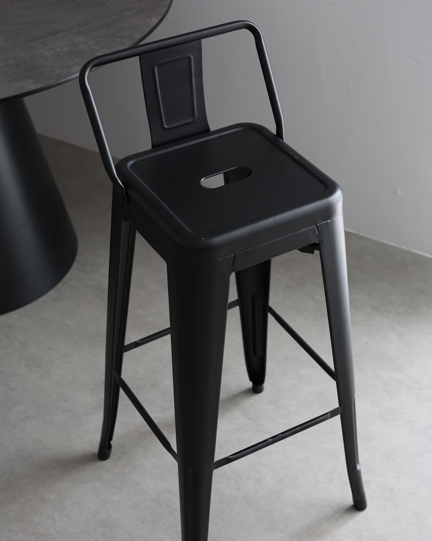 ভিনটেজ আয়রন ডিজাইনের চেয়ার ভিনটেজ আয়রন ডিজাইনের চেয়ার