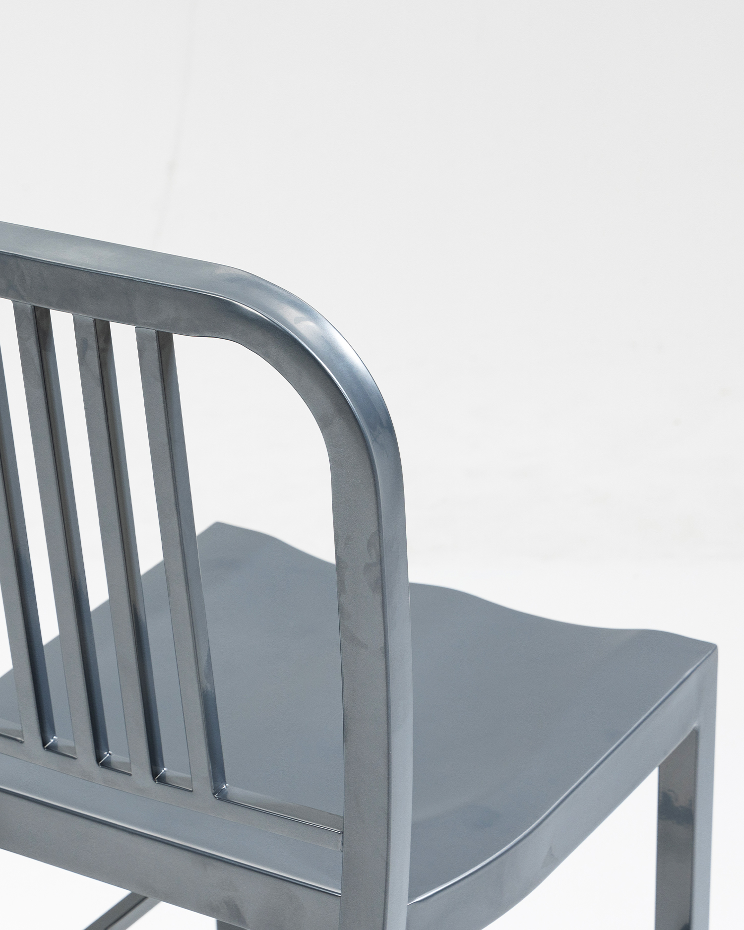 কালজয়ী নকশা আয়রন চেয়ার কালজয়ী নকশা আয়রন চেয়ার