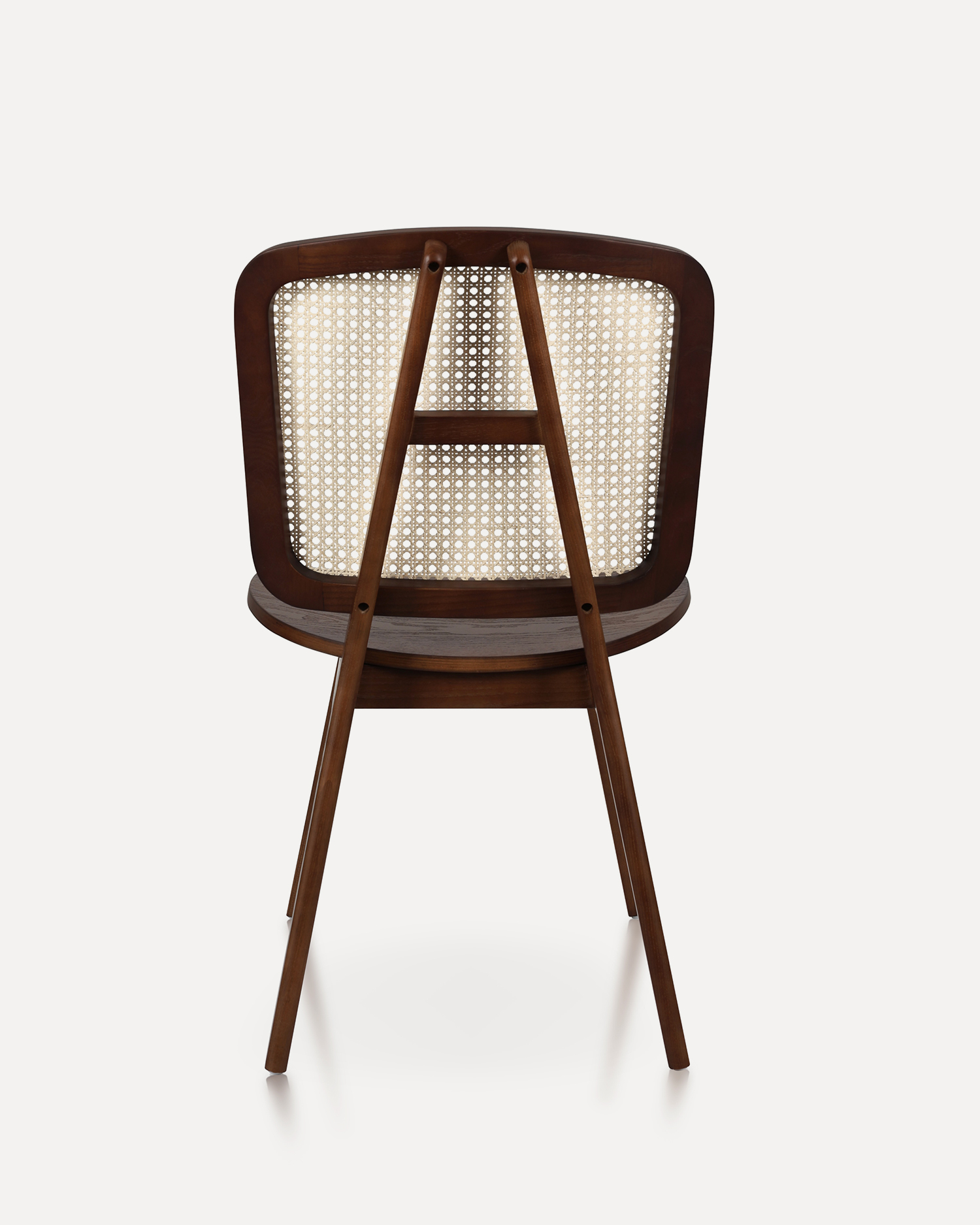 ভিনটেজ বেতের পিছনে কাঠের চেয়ারগুলি ভিনটেজ বেতের পিছনে কাঠের চেয়ারগুলি